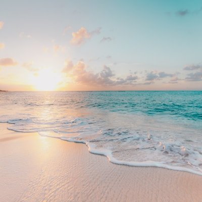 r星每日大赛:某明星度假私人海滩照流出
